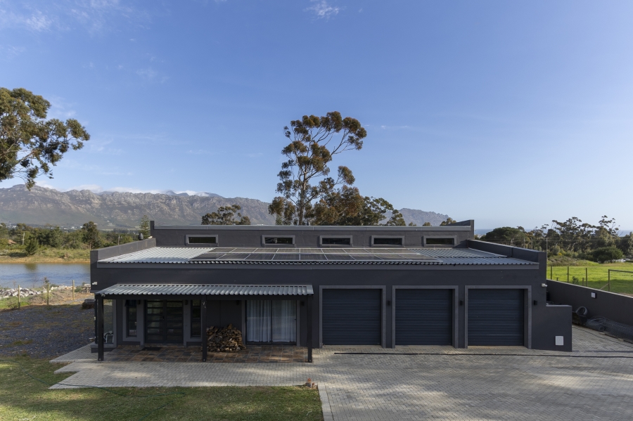3 Bedroom Property for Sale in Sir Lowrys Pass Village Western Cape